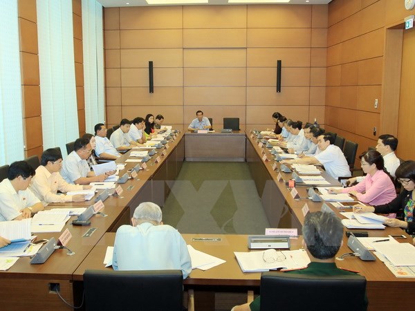 Đoàn đại biểu Quốc hội tỉnh Vĩnh Phúc, Nghệ An, Đắk Lắk thảo luận tại tổ. (Ảnh: TTXVN)