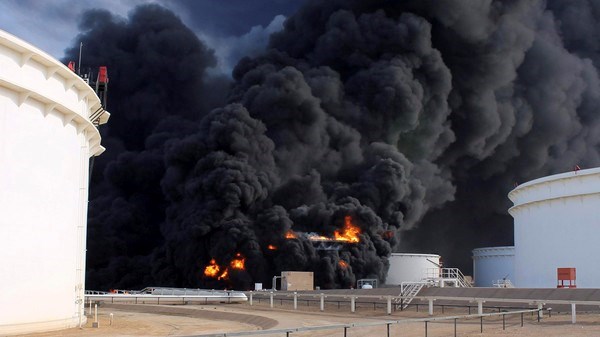 Khói đen bốc lên từ một đám cháy ở kho dầu tại cảng Es Sider, Libya, ngày 26/12. Ảnh minh họa. (Nguồn: Reuters)