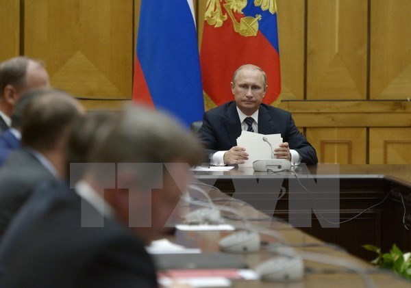 Tổng thống Nga Vladimir Putin (phải) trong cuộc họp với các thành viên thường trực Hội đồng an ninh Nga. (Nguồn: AFP/TTXVN)