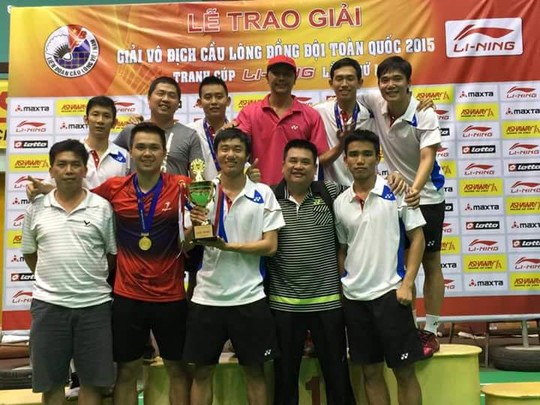 Tay vợt Nguyễn Tiến Minh (bìa trái, hàng trên) cùng các đồng đội giành chức vô địch đồng đội nam