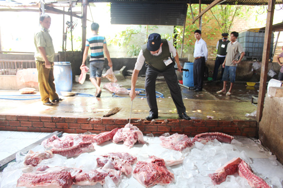 Thịt heo được giết mổ ngay ở khu nuôi nhốt heo mất vệ sinh.