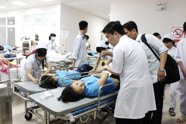 Các công nhân bị ngộ độc đang được cấp cứu tại Bệnh viện đa khoa Đồng Nai