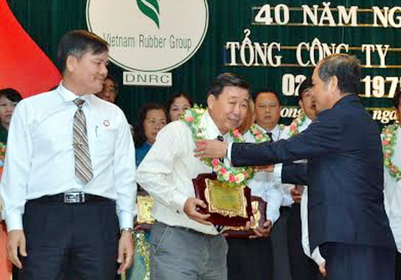Phó chủ tịch UBND tỉnh Trần Minh Phúc (phải) cùng Lãnh đạo tập đoàn cao su Việt Nam vinh danh 40 gia đình công nhân tiêu biểu tại lễ kỷ niệm 40 năm thành lập Tổng công ty cao su Đồng Nai