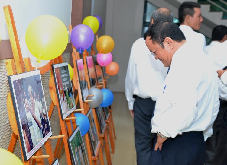 Gần 100 bức ảnh về các hoạt động của Tổng công ty cao su Đồng Nai trong 40 năm qua được triển lãm trong dịp lễ kỷ niệm 40