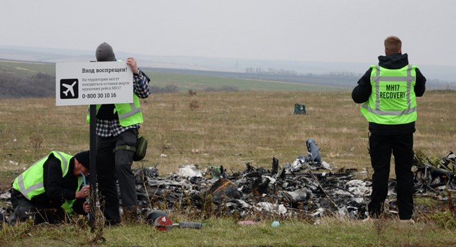 Các điều tra viên Hà Lan tại hiện trường vụ rơi máy bay MH17 của Malaysia Airlines ở Ukraine (Nguồn: AFP)