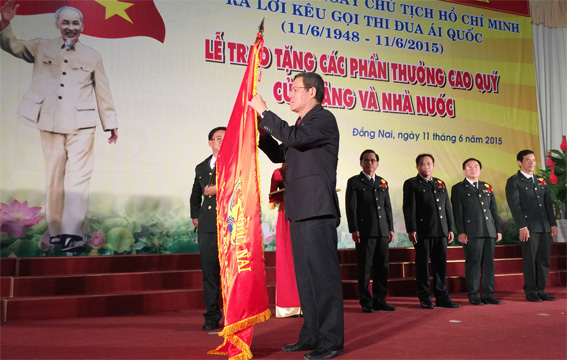 Đồng chí Đinh Quốc Thái gắn Huân chương Lao động hạng nhất cho Thanh tra Nhà nước tỉnh