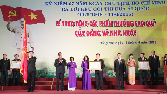Đồng chí Đinh Quốc Thái gắn Huân chương Lao động hạng nhì cho Ủy ban Kiểm tra Tỉnh ủy.