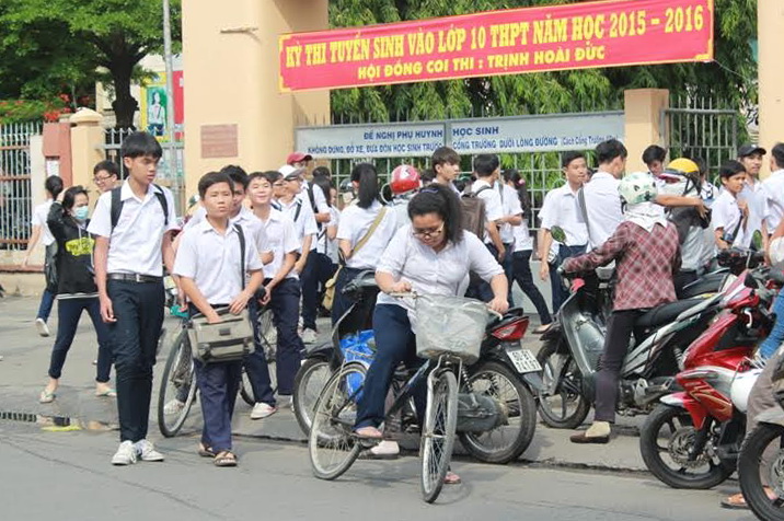 Thí sinh ra về sau buổi thi môn Tiếng Anh tại hội đồng thi Trường tiểu học Trịnh Hoài Đức, TP. Biên Hòa