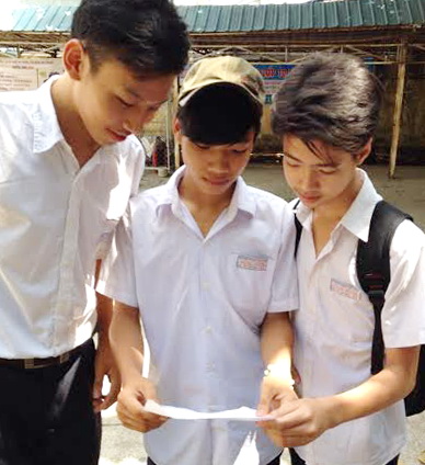 Thí sinh Trường THCS Long Bình trao đổi bài sau buổi thi môn Ngữ văn tại hội đồng thi Trường THPT Tam Hiệp