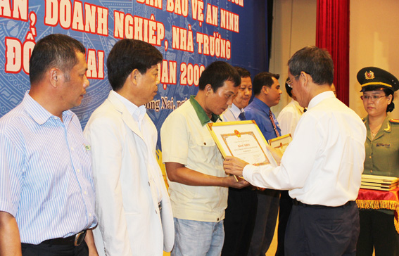Chủ tịch UBND tỉnh Đinh Quốc Thái trao thưởng cho các tập thể đạt thành tích.