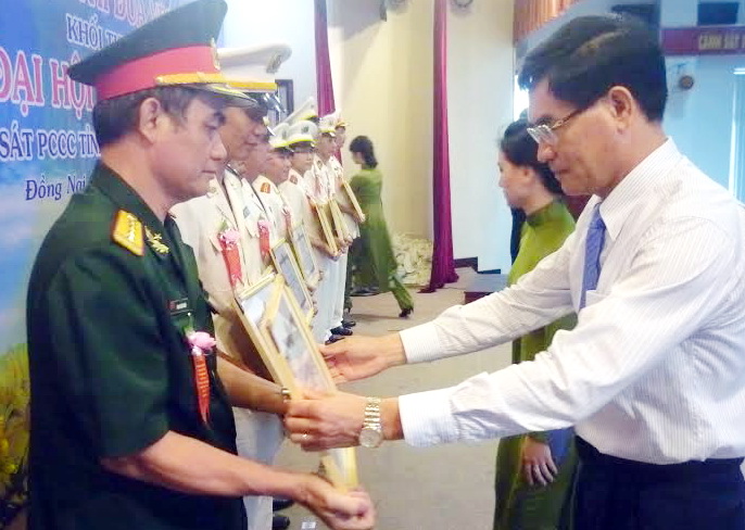 Phó chủ tịch UBND tỉnh Trần Văn Vĩnh tặng bằng khen của UBND tỉnh cho các tập thể, cá nhân điễn hình