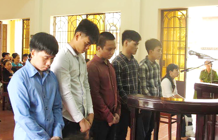 Các bị cáo tại tòa, từ trái qua: Hoàng, Tâm, Hiếu, Đạt, Quý