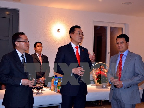 Đại sứ Nguyễn Trung Thành (giữa), Trưởng Phái đoàn Việt Nam bên cạnh LHQ, WTO và các tổ chức quốc tế khác tại Geneva. (Ảnh: TTXVN)