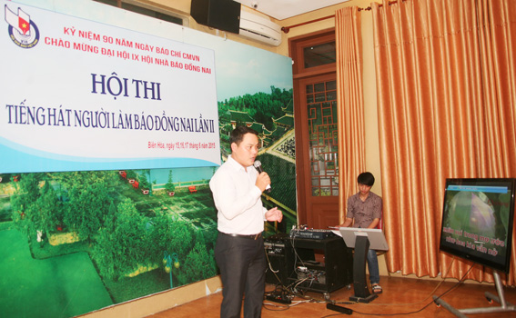 Thí sinh Mai Văn Ngà (đơn vị Báo Đồng Nai) đang trình bày phần thi của mình.