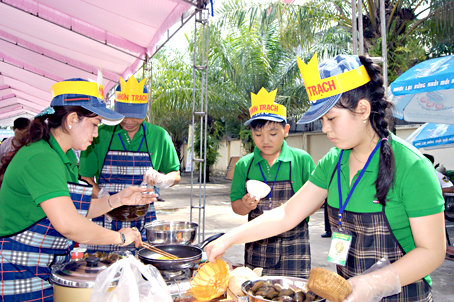 Một gia đình ở huyện Nhơn Trạch đoạt giải nhì phần thi ẩm thực. Ảnh: N.Sơn