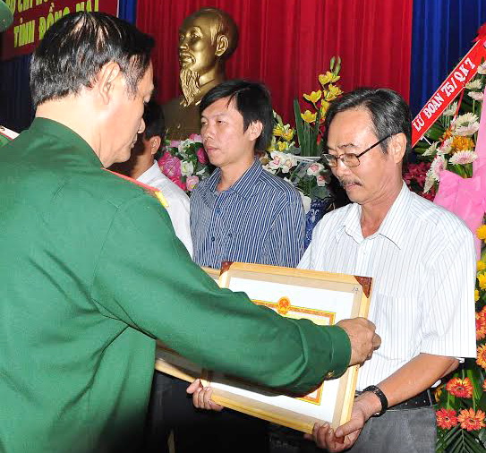 3.	Đại tá Mai Xuân Chiến tặng giấy khen cho các tập thể báo, đài có thành tích tuyên truyền về lực lượng vũ trang tỉnh
