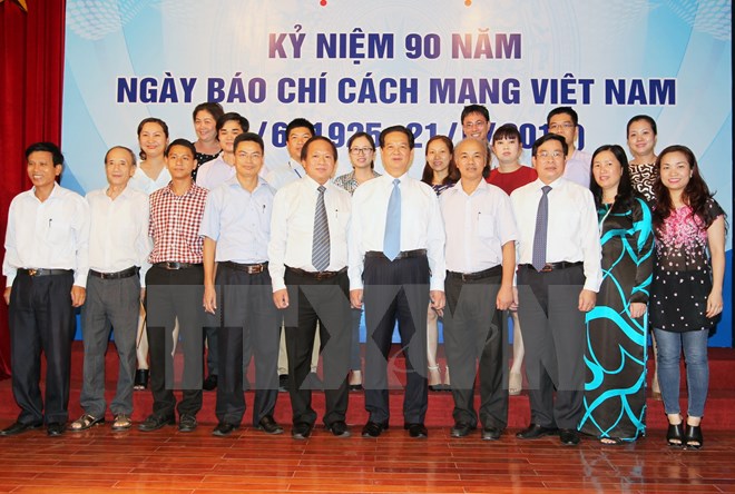 Thủ tướng Nguyễn Tấn Dũng chụp ảnh kỷ niệm với đại diện các cơ quan báo chí Trung ương và địa phương. (Ảnh: TTXVN)