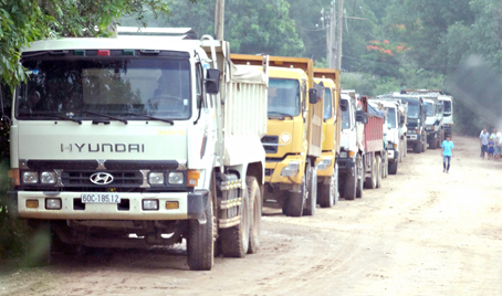 Đoàn dài xe tải ben ngưng lưu thông, núp bên đường khi có Đoàn kiểm tra 07 giám sát hoạt động kiểm soát tải trọng xe ở khu vực mỏ đá Tân Cang.  Ảnh: T.TOÀN