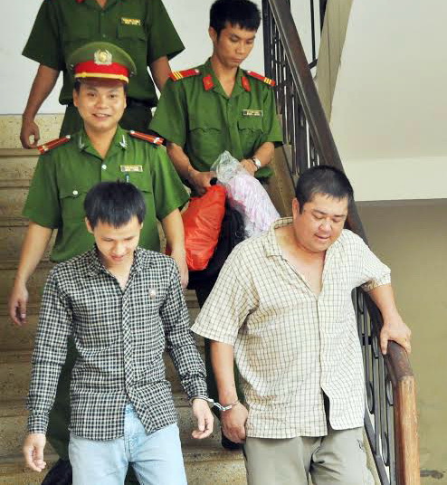 Bị cáo Lê Tấn Trung (bên phải) bị bắt giam ngay tại phiên tòa phúc thẩm