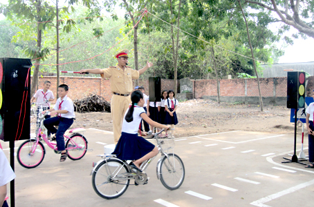 Học sinh được học thực hành cách tham gia giao thông đường bộ đúng luật tại trường.