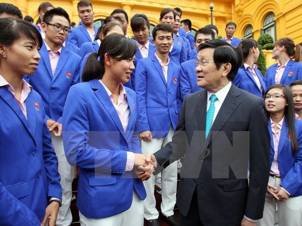 Chủ tịch nước Trương Tấn Sang với các huấn luyện viên và vận động viên đạt thành tích cao tại SEAgames 28. (Ảnh: TTXVN)
