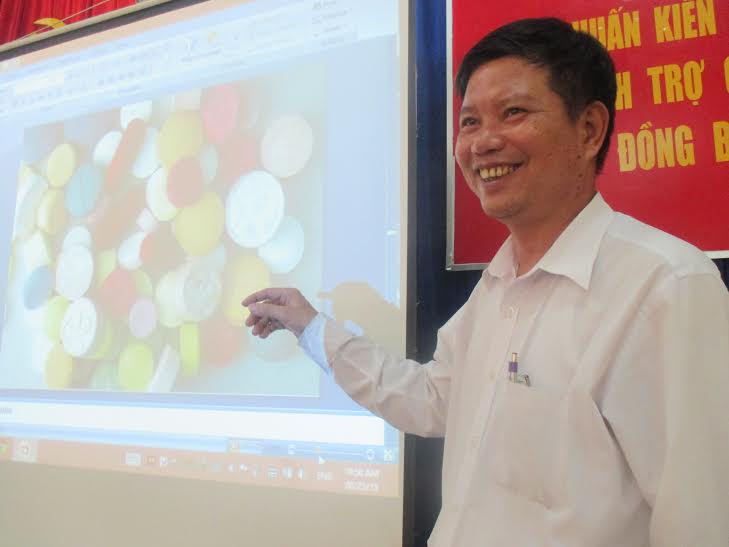 Báo cáo viên Lê Quang Vinh, Trưởng Phòng Phổ biến tuyên truyền giáo dục pháp luật (Sở Tư Pháp) giới thiệu các loại ma túy đang gây tác động xấu đến giới trẻ, cộng đồng.  
