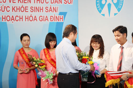 Giám đốc Sở Y tế Huỳnh Minh Hoàn trao thưởng cho các đội đạt giải cao. 