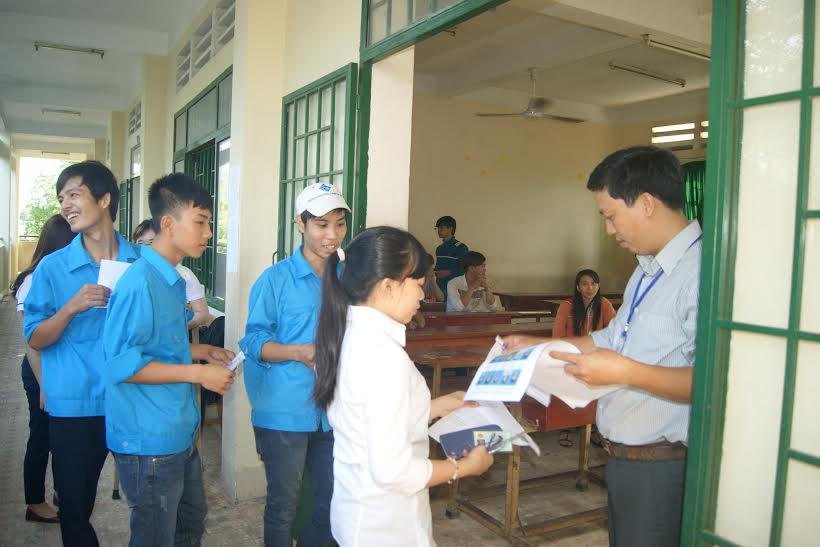 Các thí sinh tại điểm thi Trường THPT Long Phước (huyện Long Thành) làm thủ tục vào phòng thi môn Toán
