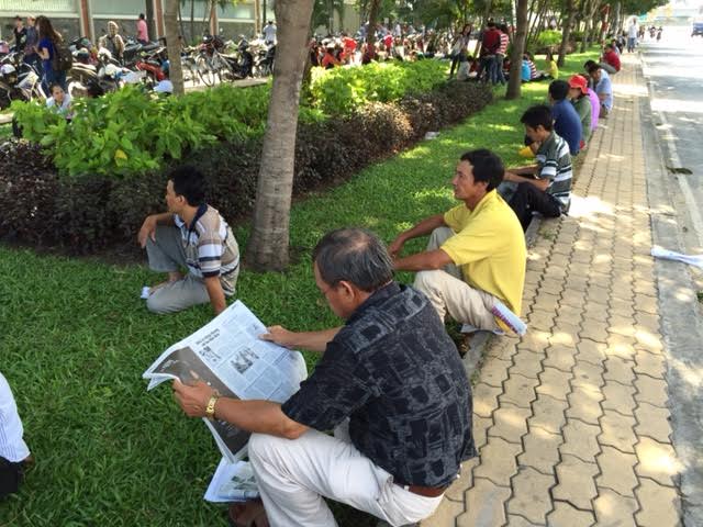 Phía trước đại học sư phạm đường Võ Văn Ngân khá đông đúc phụ huynh ngồi chờ