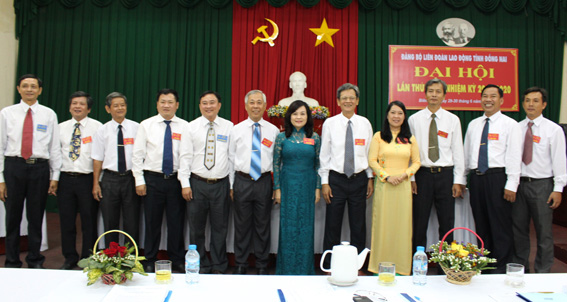  Lãnh đạo Đảng ủy khối các cơ quan tỉnh chụp hình lưu niệm với Ban chấp hành nhiệm kỳ mới tại đại hội.