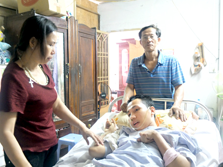 Bà Phạm Thị Thanh xót xa nhìn con dặt dẹo trên giường bệnh.