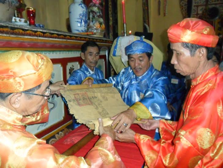 ban quý tế đền thờ Nguyễn Hữu Cảnh thực hiện nghi thức khai mở sắc thần