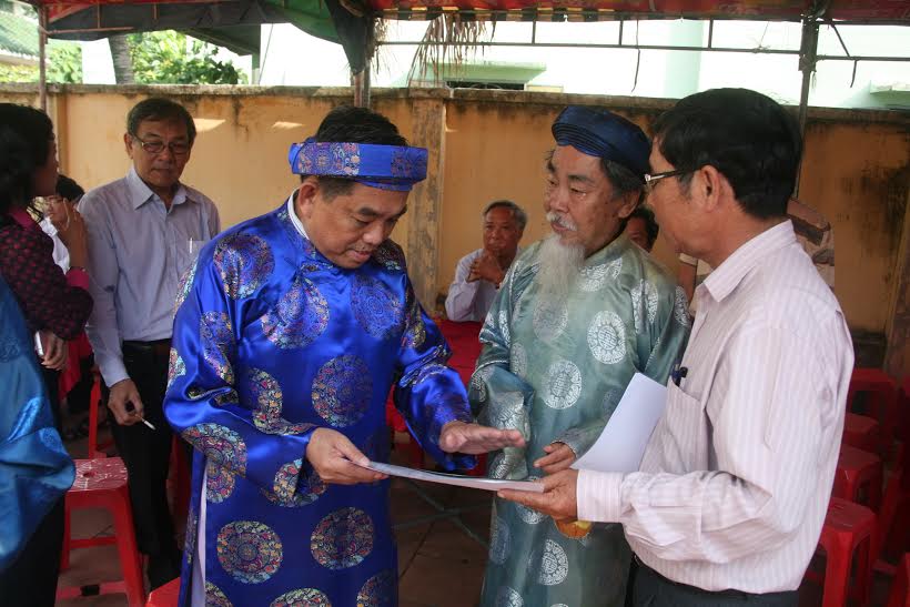 đồng chí Huỳnh Văn Tới, Ủy viên Ban TVTU, Trưởng ban Tuyên giáo Tỉnh ủy (ngoài cùng bên trái) trao đổi cùng học giả Hán học Lý Việt Dũng (ở giữa) trước lễ khai sắc thần