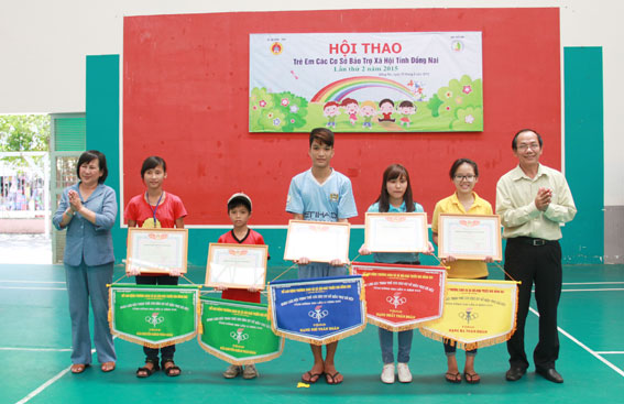 Ban tổ chức trao giải cho các đơn vị đạt thành tích tại hội thao