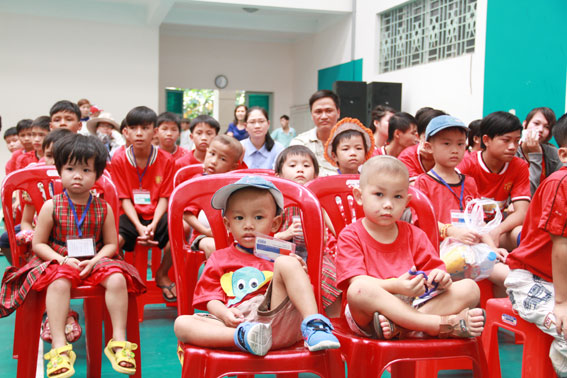 Các trẻ em Cô nhi Xuân Tâm tham dự lễ tổng kết hội thao