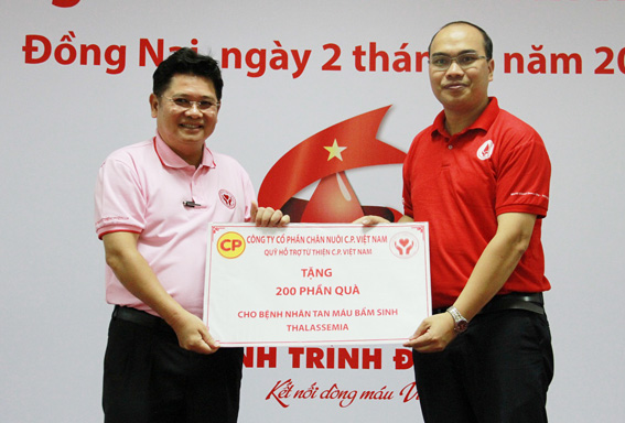 Lãnh đạo Công ty Cổ phần C.P Việt Nam tặng 200 phần quà cho bệnh nhân tan máu bẩm sinh thalassemia