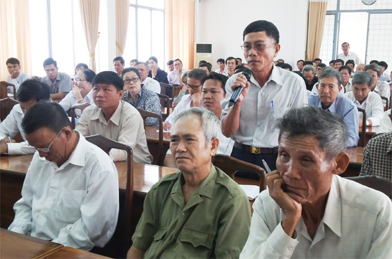  Cử tri huyện Tân Phú phát biểu tại buổi tiếp xúc.