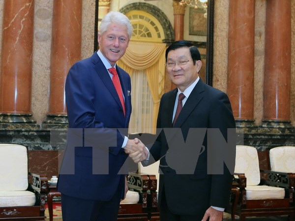 Chủ tịch nước Trương Tấn Sang tiếp Cựu Tổng thống Hoa Kỳ Bill Clinton, đang ở thăm và làm việc tại Việt Nam. (Ảnh: TTXVN)