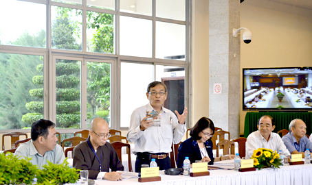Đại biểu Trần Quang Toại đóng góp ý kiến tại hội thảo khoa học.