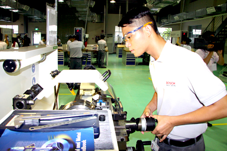 Phát triển nguồn nhân lực chất lượng cao, công nghệ cao cần là ưu tiên của tỉnh trong thời gian tới. Trong ảnh: Tập đoàn Bosch tại Khu công nghiệp Long Thành là doanh nghiệp tiên phong đào tạo nhân lực chất lượng cao tại chỗ tại Đồng Nai.