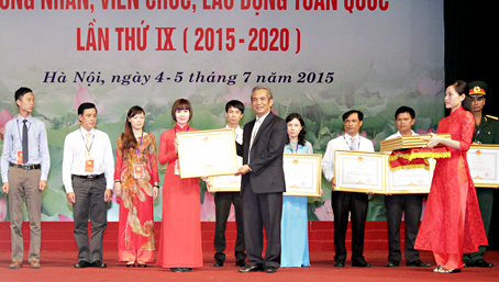 Chủ tịch Tổng liên đoàn Lao động Việt Nam Đặng Ngọc Tùng trao bằng khen của Tổng liên đoàn Lao động cho các cá nhân tiêu biểu. Ảnh: TTXVN