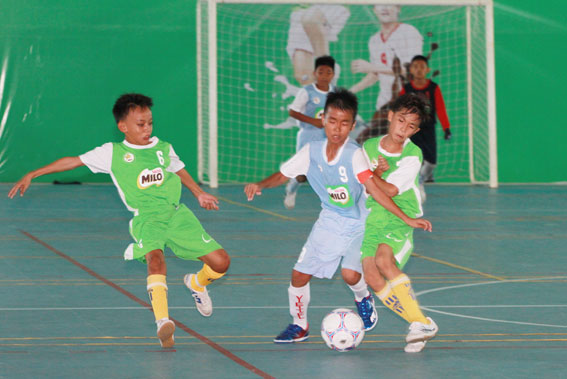 Đồng Nai (áo xanh biển) trong trận thắng Cần Thơ 6-2