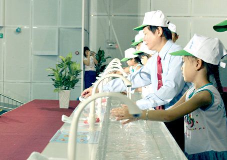  Giám đốc Sở Y tế Huỳnh Minh Hoàn tham gia rửa tay tại lễ phát động chiến dịch rửa tay bằng xà phòng.