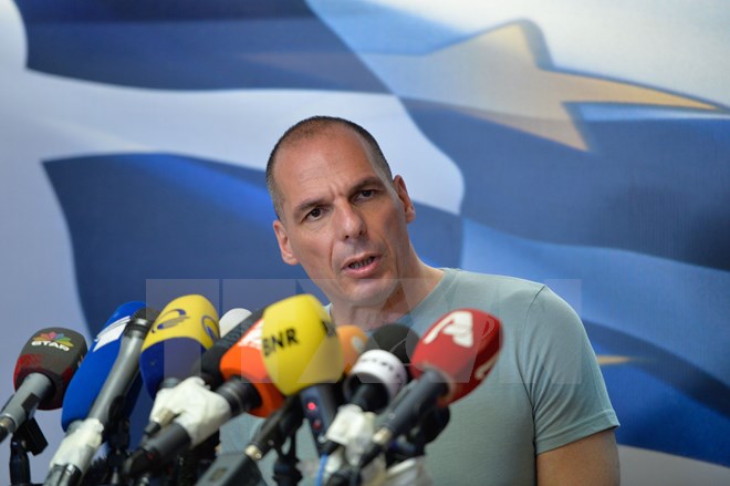 Bộ trưởng Tài chính Hy Lạp Yanis Varoufakis phát biểu trong cuộc họp báo ở Athens sau kết quả sơ bộ cuộc trưng cầu dân ý. (Nguồn: AFP/TTXVN)