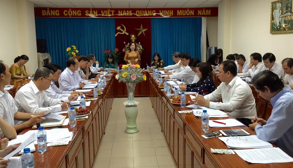 Bà Quách Ngọc Lan, Trưởng ban Kinh tế - ngân sách HĐND tỉnh chủ trì buổi thẩm tra