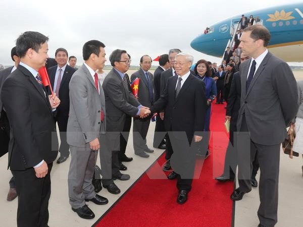 Cán bộ, nhân viên Đại sứ quán và đại diện cộng đồng người Việt tại Hoa Kỳ đón Tổng Bí thư Nguyễn Phú Trọng. (Ảnh: TTXVN)