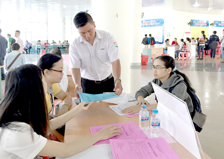 Doanh nghiệp tiếp nhận hồ sơ của người lao động tại phiên giao dịch việc làm do Trung tâm giới thiệu  việc làm Đồng Nai tổ chức.