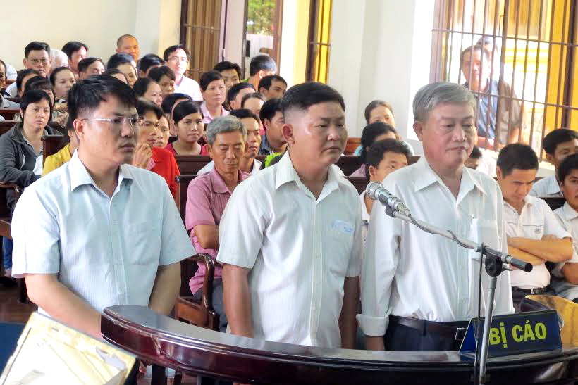Hình các bị cáo tại tòa, từ trái qua: Hùng, Núi, Ngọc