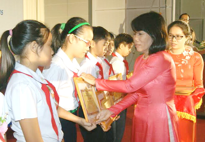 Bà Nguyễn Phước Mạnh, Phó chủ tịch Liên đoàn lao động tỉnh tặng giấy khen “Học giỏi – sốt tốt” cho con cán bộ, công chức, viên chức, người lao động