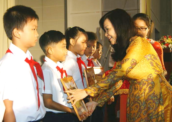 Bà Phạm Thị Xuân Đào, Chủ tịch Công đoàn viên chức tỉnh tặng giấy khen “Học giỏi – sốt tốt” cho con cán bộ, công chức, viên chức, người lao động